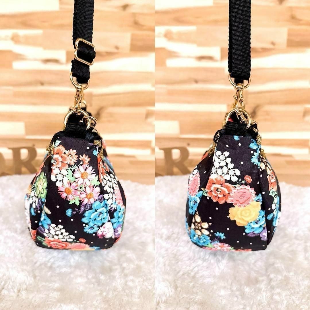 LeSportsac(レスポートサック)の【レスポートサック×ベネフィット】ラメ フリル 花柄ショルダーバッグ黒×カラフル レディースのバッグ(ショルダーバッグ)の商品写真