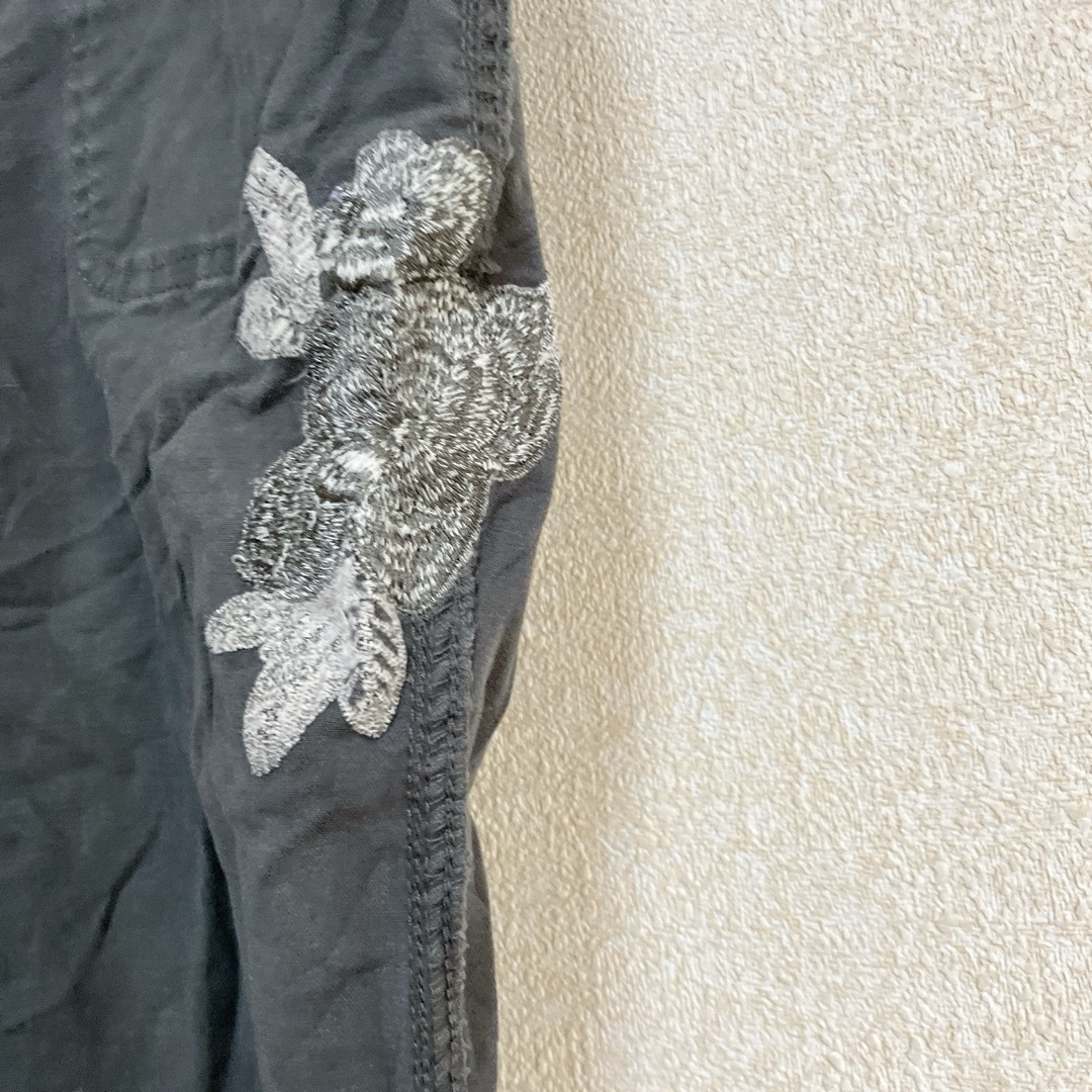 刺繍デザイン グレー カジュアルパンツ レディースのパンツ(カジュアルパンツ)の商品写真