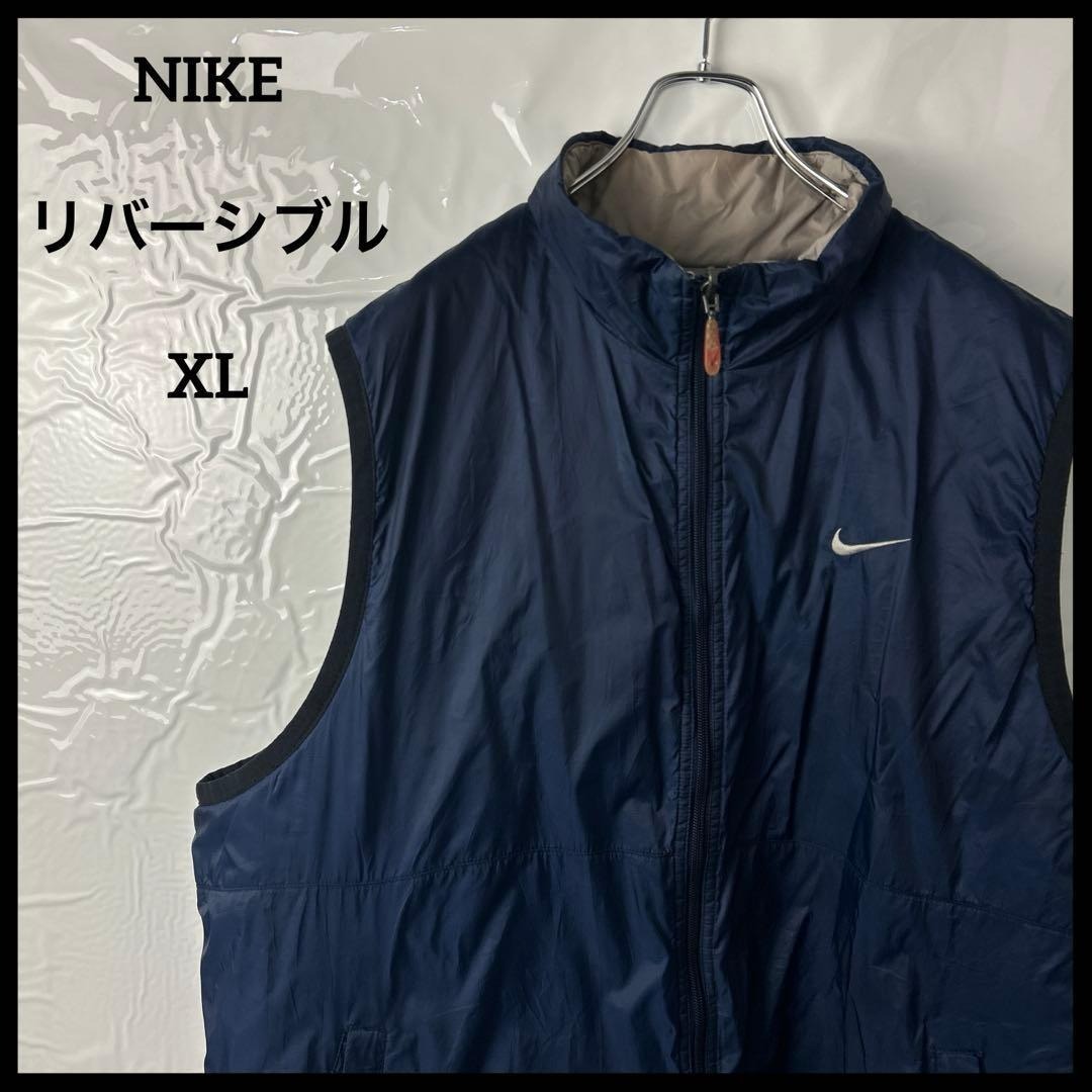 NIKE(ナイキ)のナイロンベスト　NIKEナイキ　リバーシブル刺繍ロゴ　ネイビーグレー　ダウン古着 メンズのジャケット/アウター(ダウンベスト)の商品写真