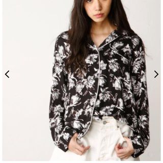 マウジー(moussy)の今期完売♡新品タグ付き♡moussy FLOWER SATIN シャツ(シャツ/ブラウス(長袖/七分))