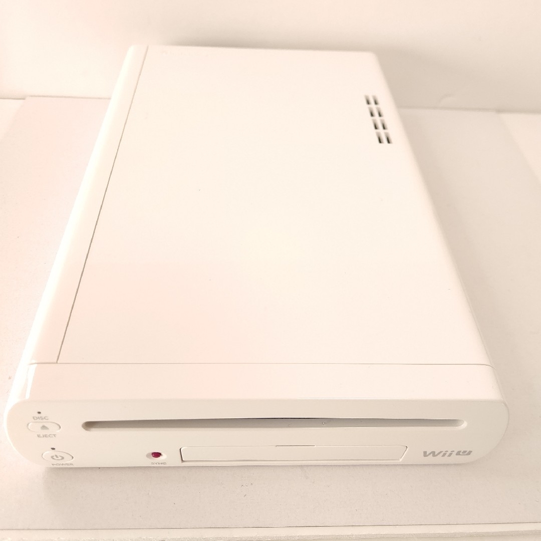 Wii U(ウィーユー)の美品　任天堂　wii u 白 マリオカート8 セット　32GB　ゲーム機　セット エンタメ/ホビーのゲームソフト/ゲーム機本体(家庭用ゲーム機本体)の商品写真