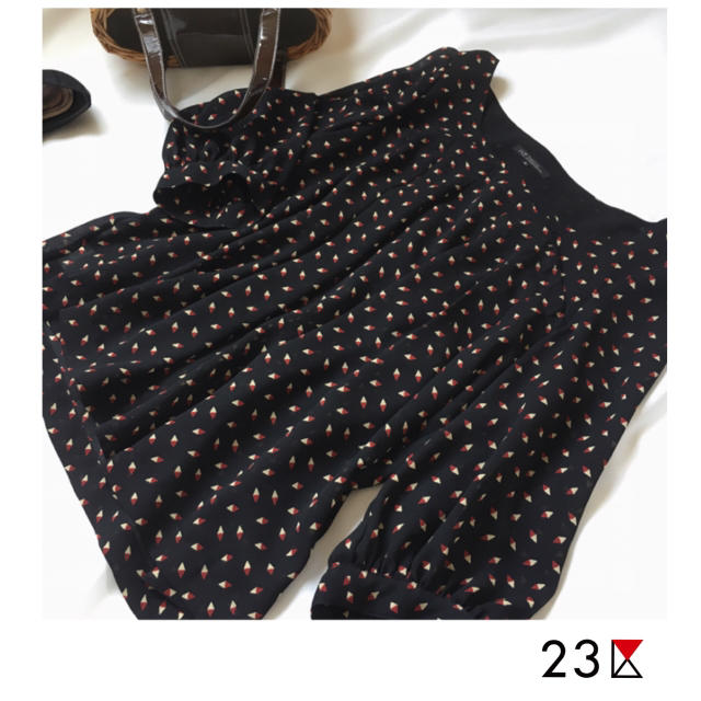 23区(ニジュウサンク)の【美品】23区 デザイントップス シフォンブラウス 黒 レディースのトップス(シャツ/ブラウス(半袖/袖なし))の商品写真