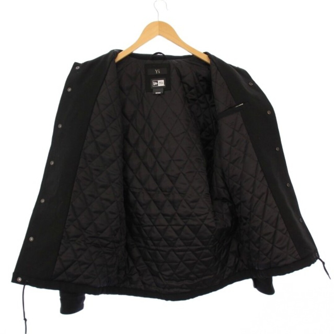 Y's(ワイズ)のワイズ NEW ERA ウールロゴ裏キルティングコーチジャケット 中綿 3 黒 メンズのジャケット/アウター(ブルゾン)の商品写真