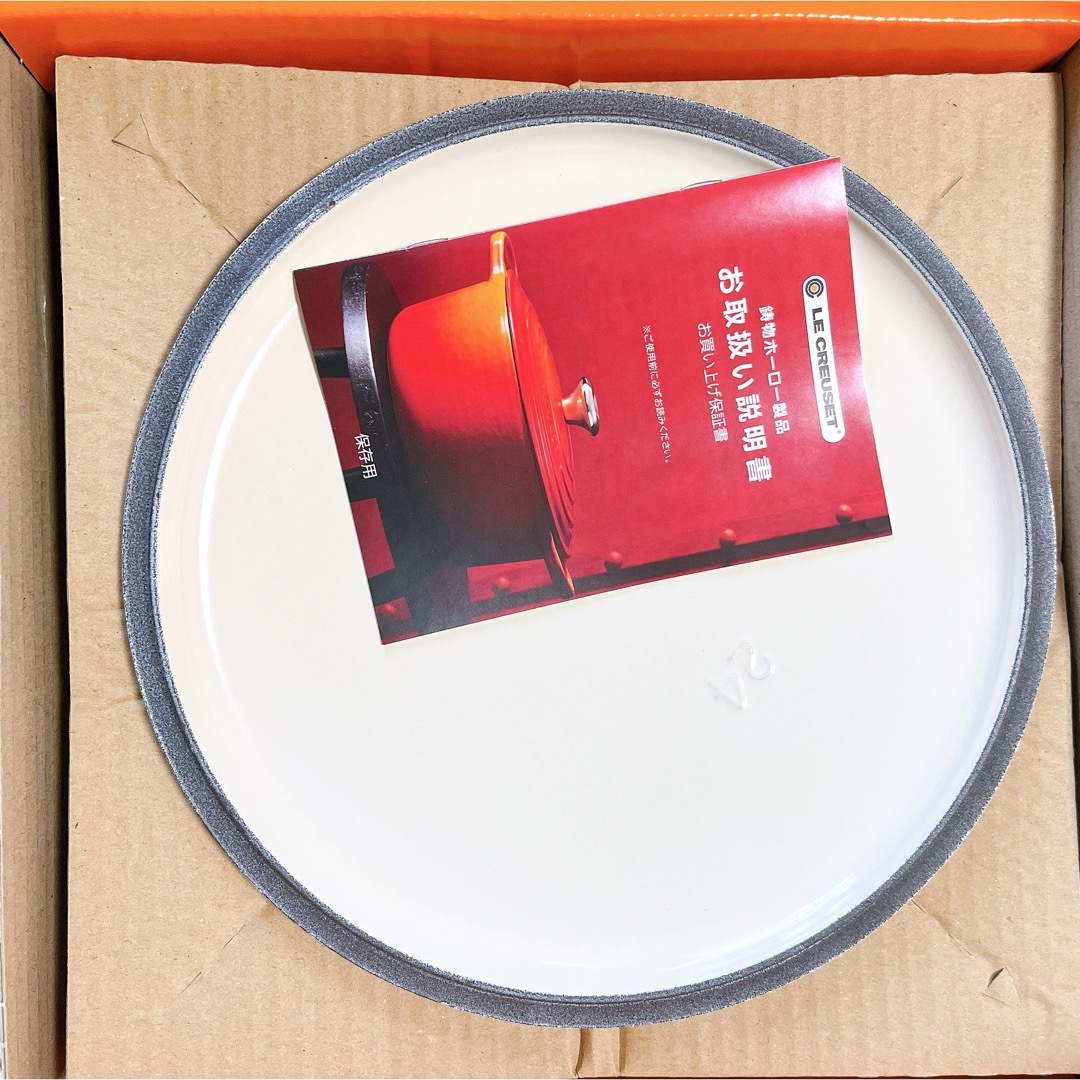 LE CREUSET(ルクルーゼ)の♡ ルクルーゼ　ココットロンド ノエルレリーフ コットン ゴールドつまみ インテリア/住まい/日用品のキッチン/食器(鍋/フライパン)の商品写真