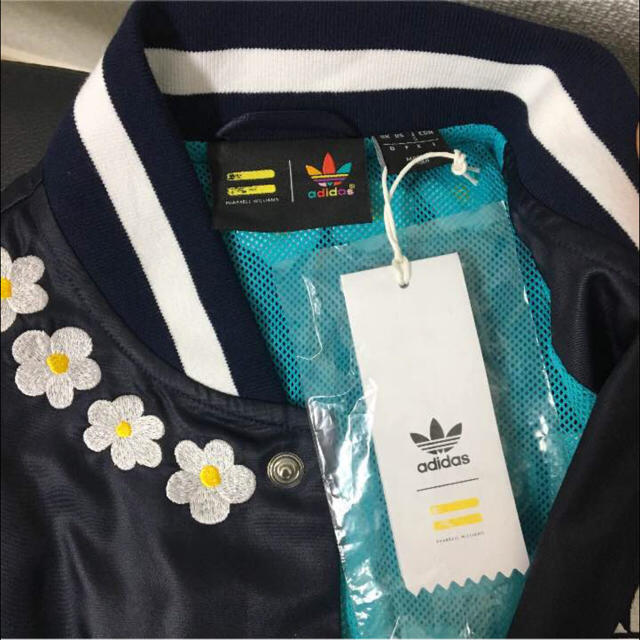 adidas(アディダス)のadidas originals 花柄 刺繍 ジャケット レディースのジャケット/アウター(スカジャン)の商品写真