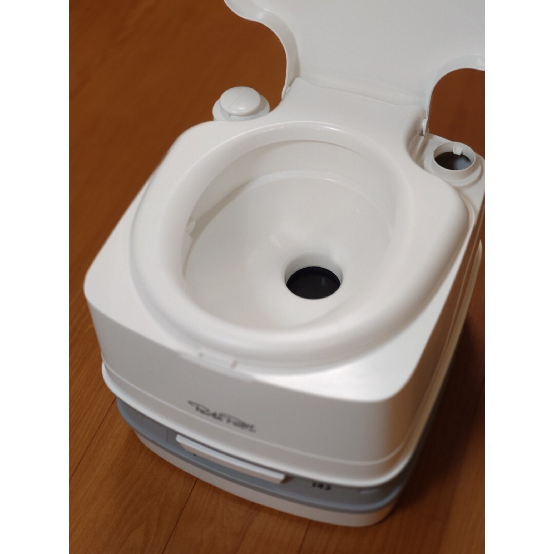 【ポータブルトイレ】ポルタポッティ145 キューブ 蛇腹ポンプ ホワイトカラー 自動車/バイクの自動車/バイク その他(その他)の商品写真