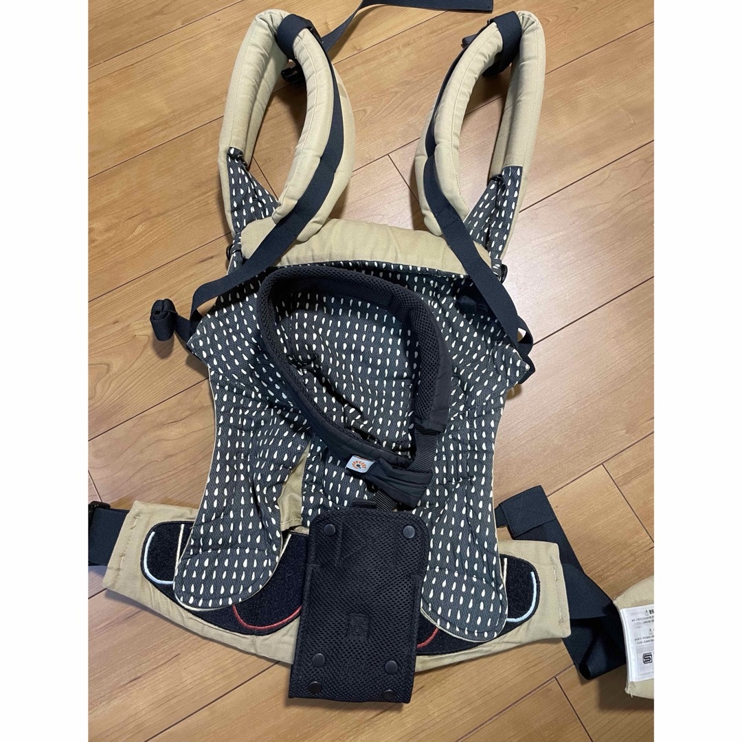 Ergobaby(エルゴベビー)の【美品】エルゴベビー ADAPT 抱っこ紐 ベージュ キッズ/ベビー/マタニティの外出/移動用品(抱っこひも/おんぶひも)の商品写真