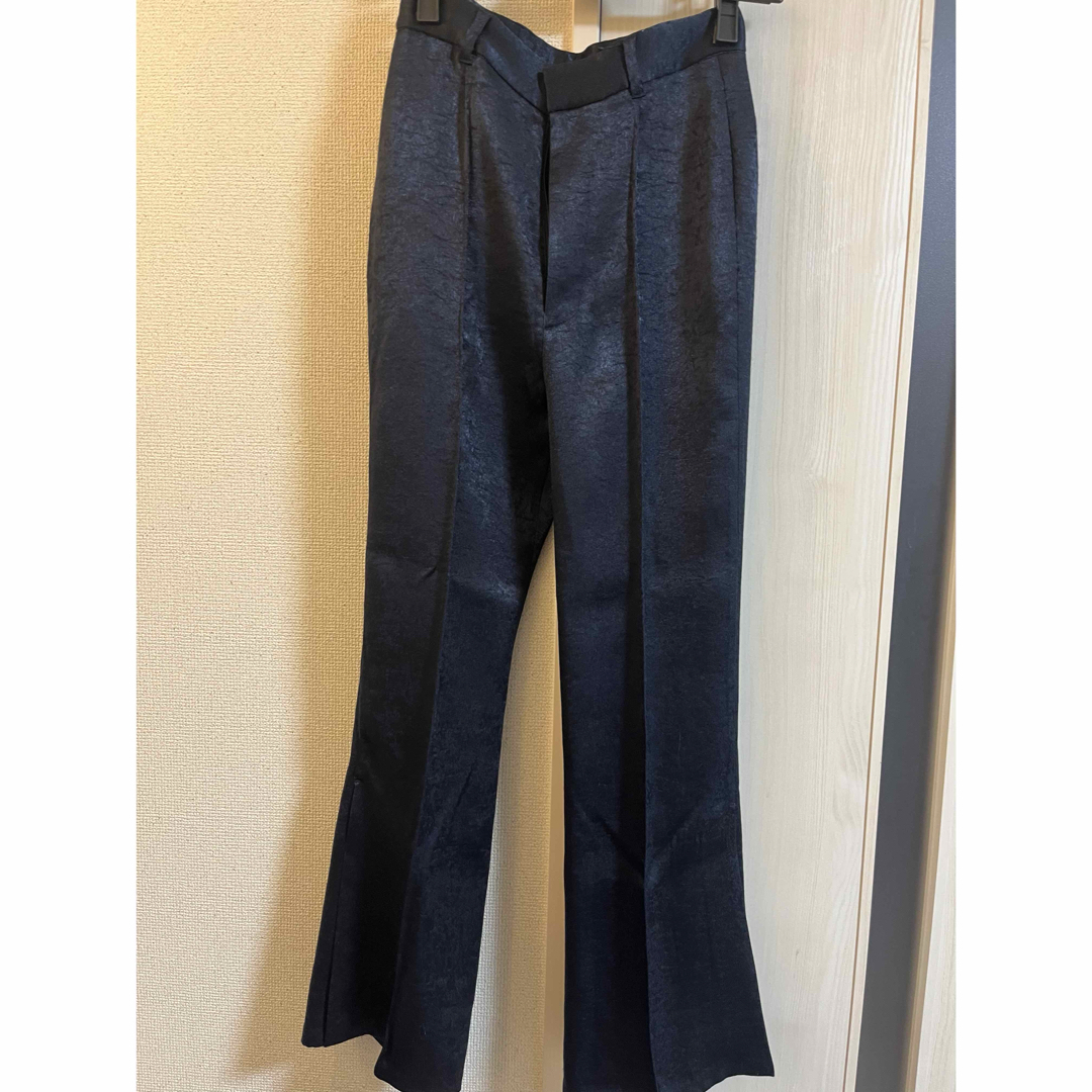 MAISON SPECIAL(メゾンスペシャル)の美品 メゾンスペシャル ダブル サテン フレアパンツ サイズ36 レディースのパンツ(カジュアルパンツ)の商品写真
