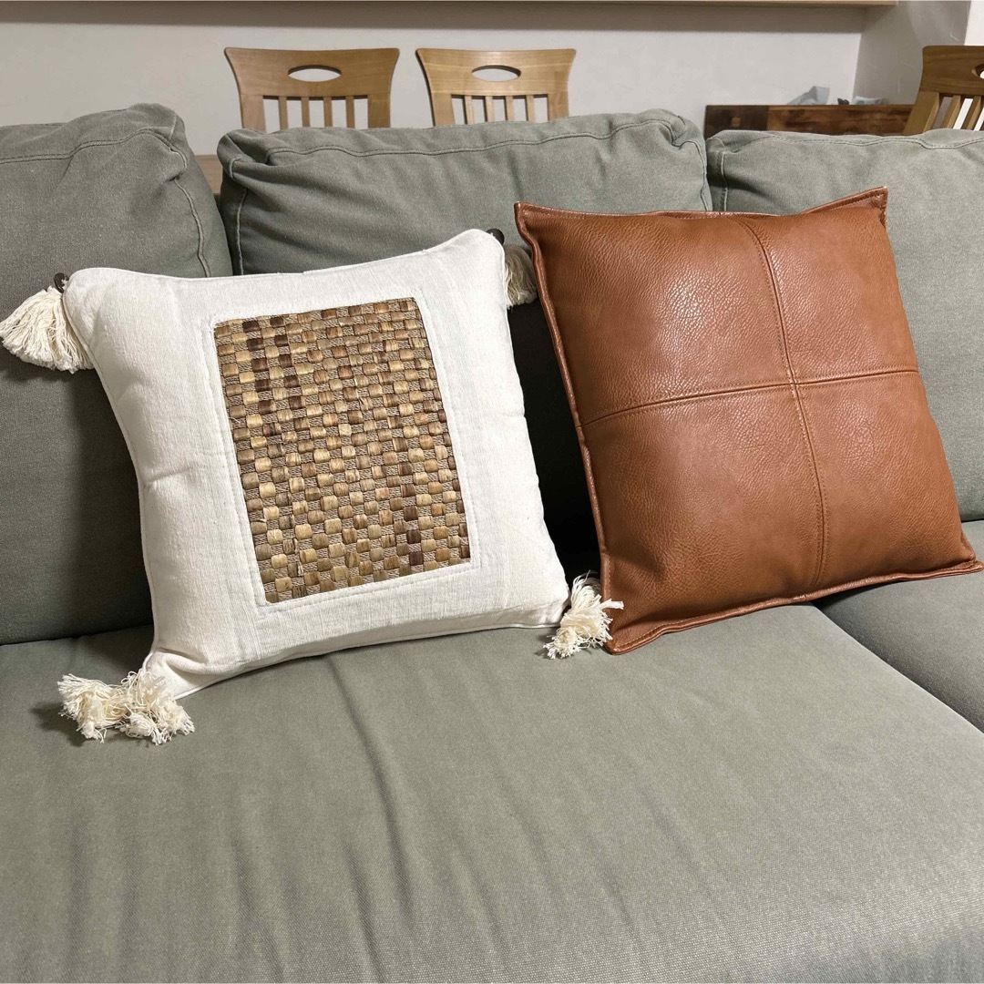 【2点】クッション ２個セット タッセル付き & レザー インテリア/住まい/日用品のインテリア小物(クッション)の商品写真