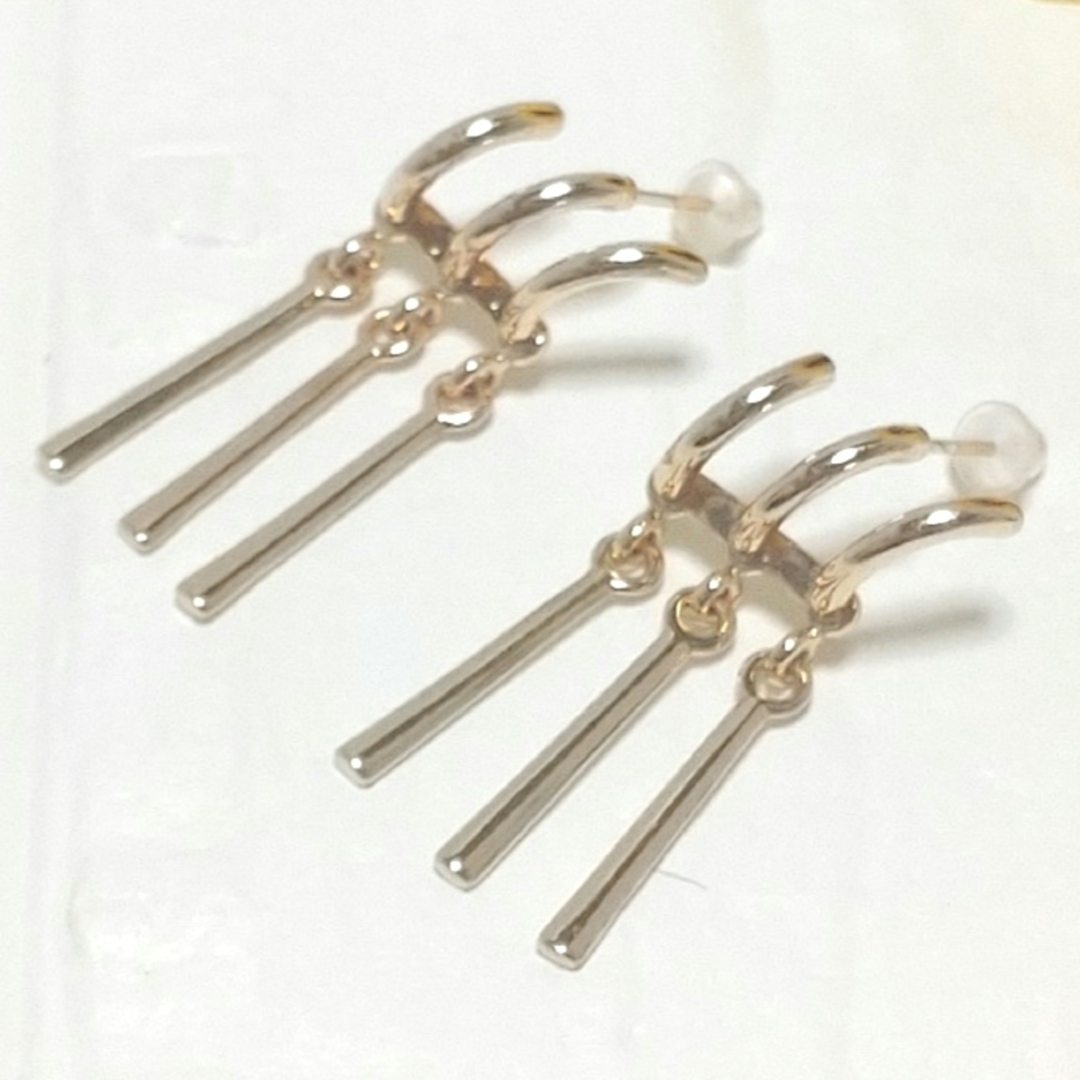 新品 未使用 ピアス 3連ピアス アニメ コスプレ ゴールド ハロウィン 仮装 レディースのアクセサリー(ピアス)の商品写真