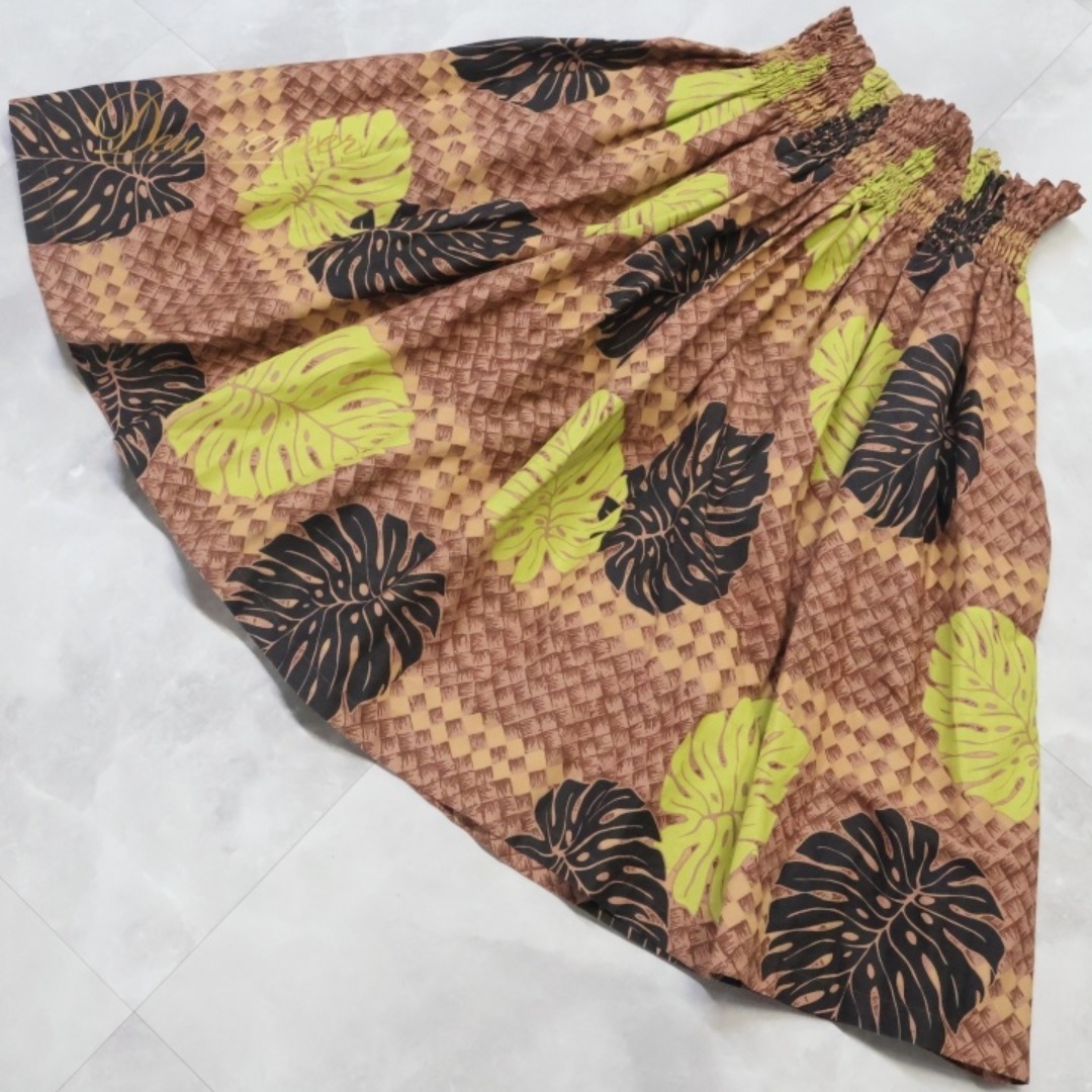 フラダンス 衣装 パウスカート エムエムジェイ ブラウン系 MMJ 日本製 シングル モンステラ柄 華やか 鮮やか かわいい シンプル ハワイアン アロハ ハワイアンプリント フラ ダンス レッスン 練習 グリーン系 ブラック系 モンステラ デザイン A030-2512018005413 スポーツ/アウトドアのスポーツ/アウトドア その他(ダンス/バレエ)の商品写真