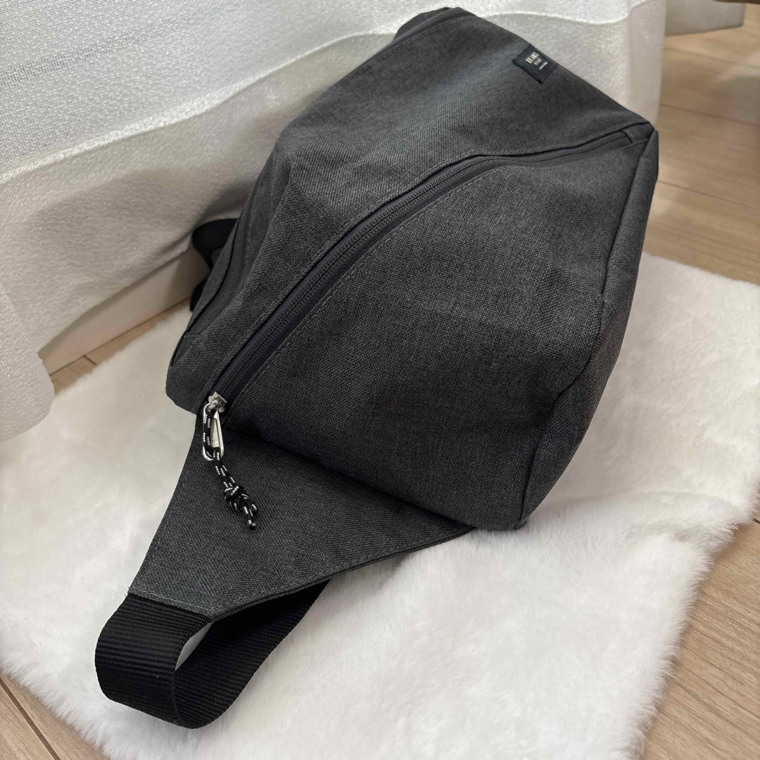 BEAMS(ビームス)のBEAMS HEART ツイストジップウエストバッグ　ボディバッグ メンズのバッグ(ボディーバッグ)の商品写真