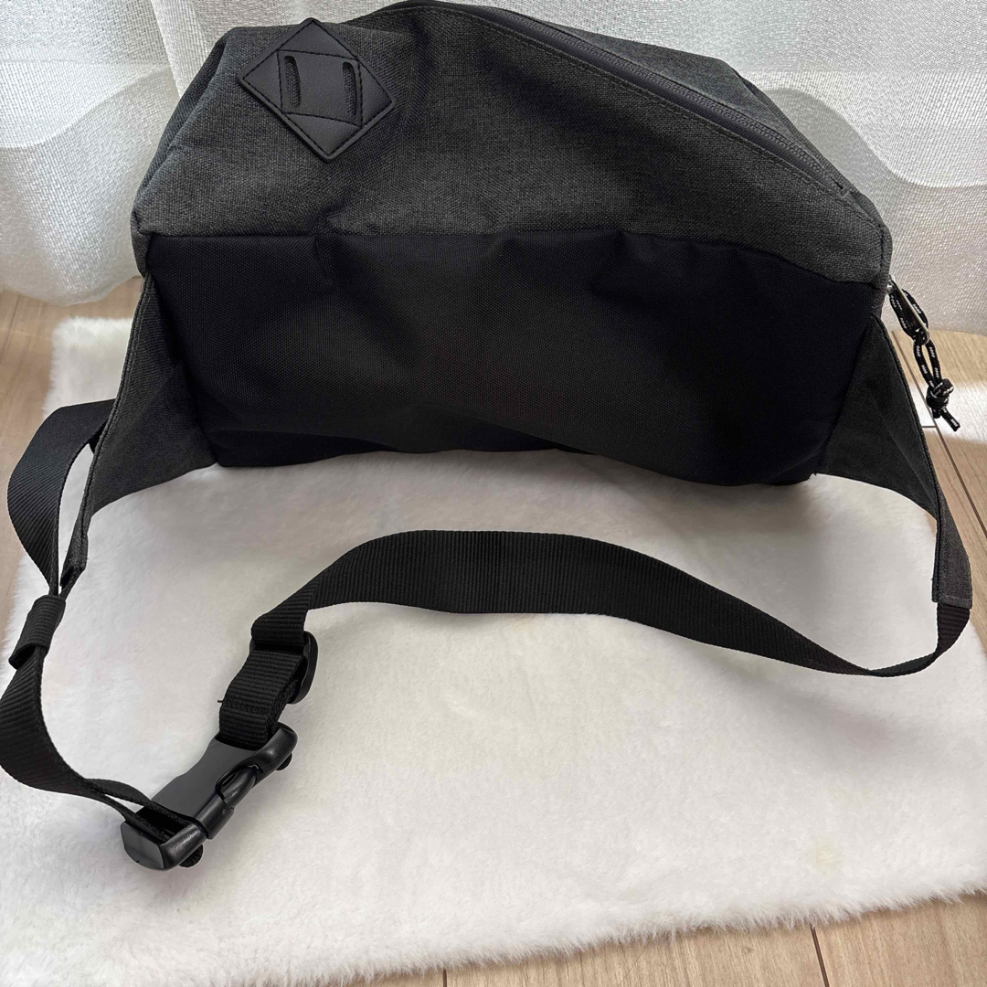 BEAMS(ビームス)のBEAMS HEART ツイストジップウエストバッグ　ボディバッグ メンズのバッグ(ボディーバッグ)の商品写真