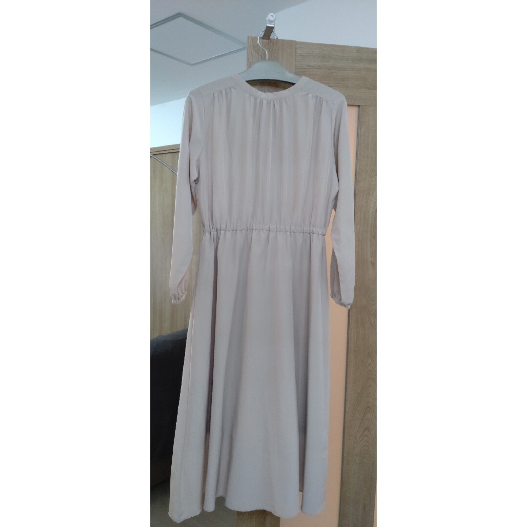 green parks(グリーンパークス)の【green parks】2wayサテンワンピース　ベージュ レディースのワンピース(ロングワンピース/マキシワンピース)の商品写真