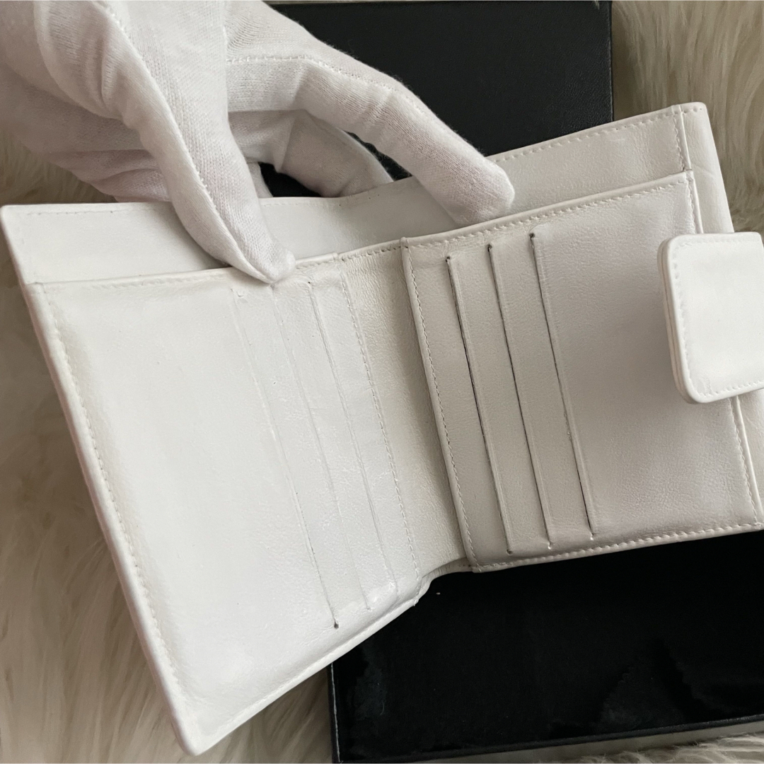 CHANEL(シャネル)の正規品 シャネル CHANEL 二つ折り 財布 ココマーク 白 ステッチ レディースのファッション小物(財布)の商品写真