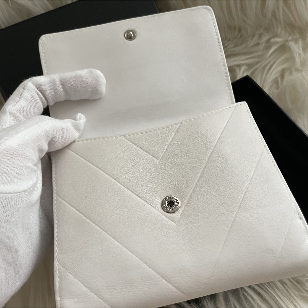 CHANEL(シャネル)の正規品 シャネル CHANEL 二つ折り 財布 ココマーク 白 ステッチ レディースのファッション小物(財布)の商品写真