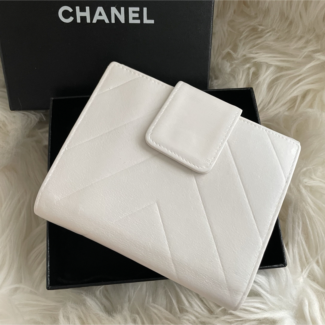 CHANEL(シャネル)の正規品 シャネル CHANEL 二つ折り 財布 ココマーク 白 ステッチ レディースのファッション小物(財布)の商品写真