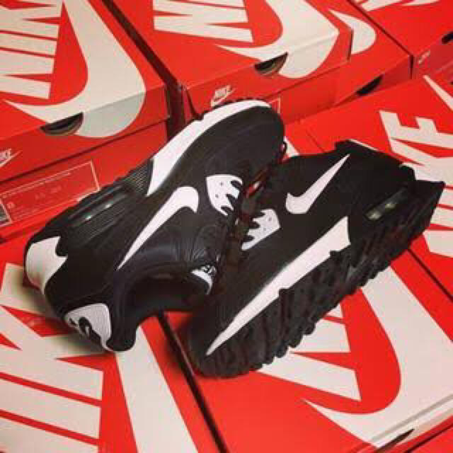 【今だけ限定送料込み！】NIKE AIR MAX 90 essential