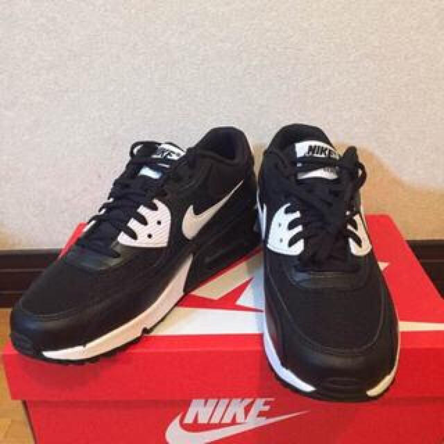 【今だけ限定送料込み！】NIKE AIR MAX 90 essential