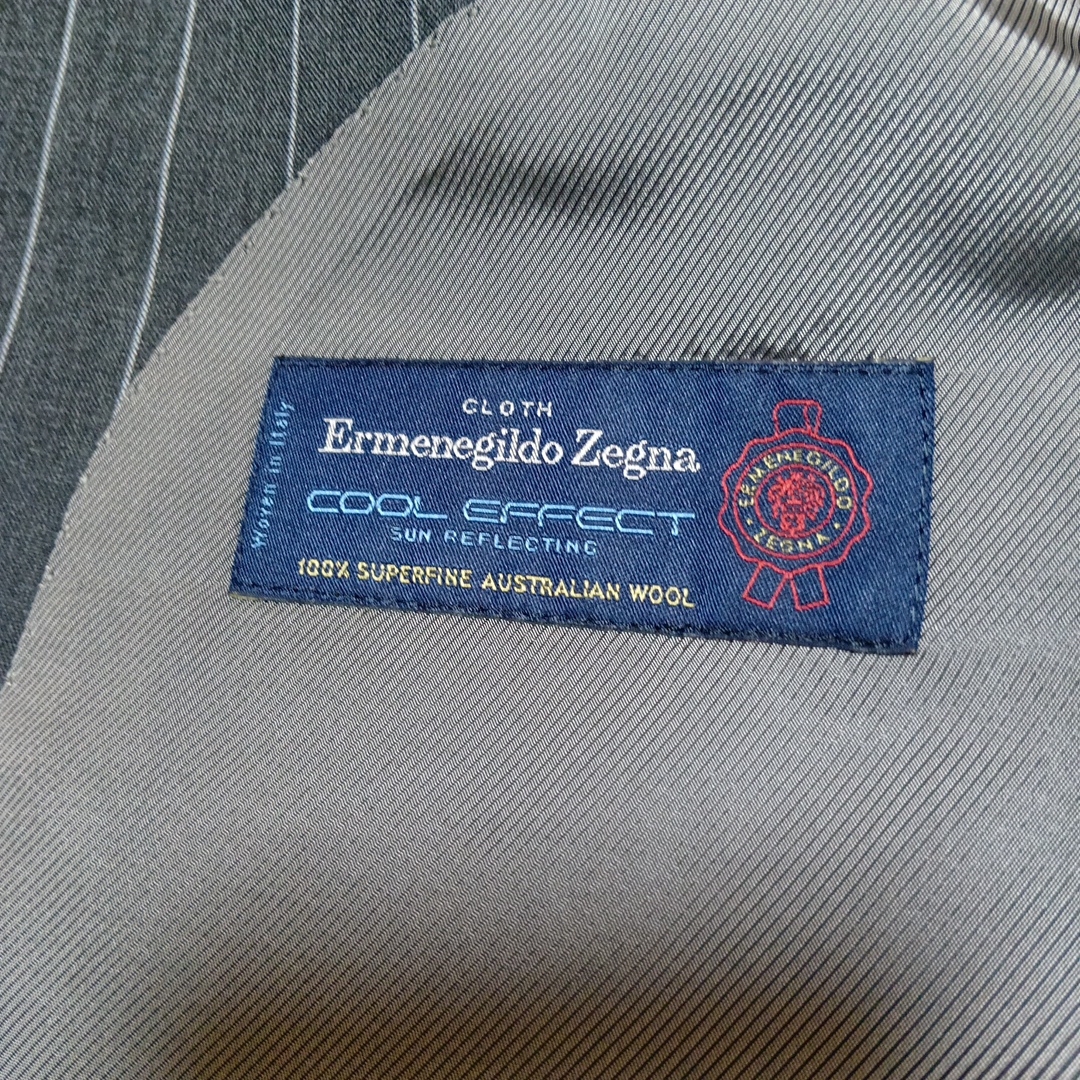 Ermenegildo Zegna(エルメネジルドゼニア)のゼニアスーツ　グレー　ストライプ柄 メンズのスーツ(セットアップ)の商品写真