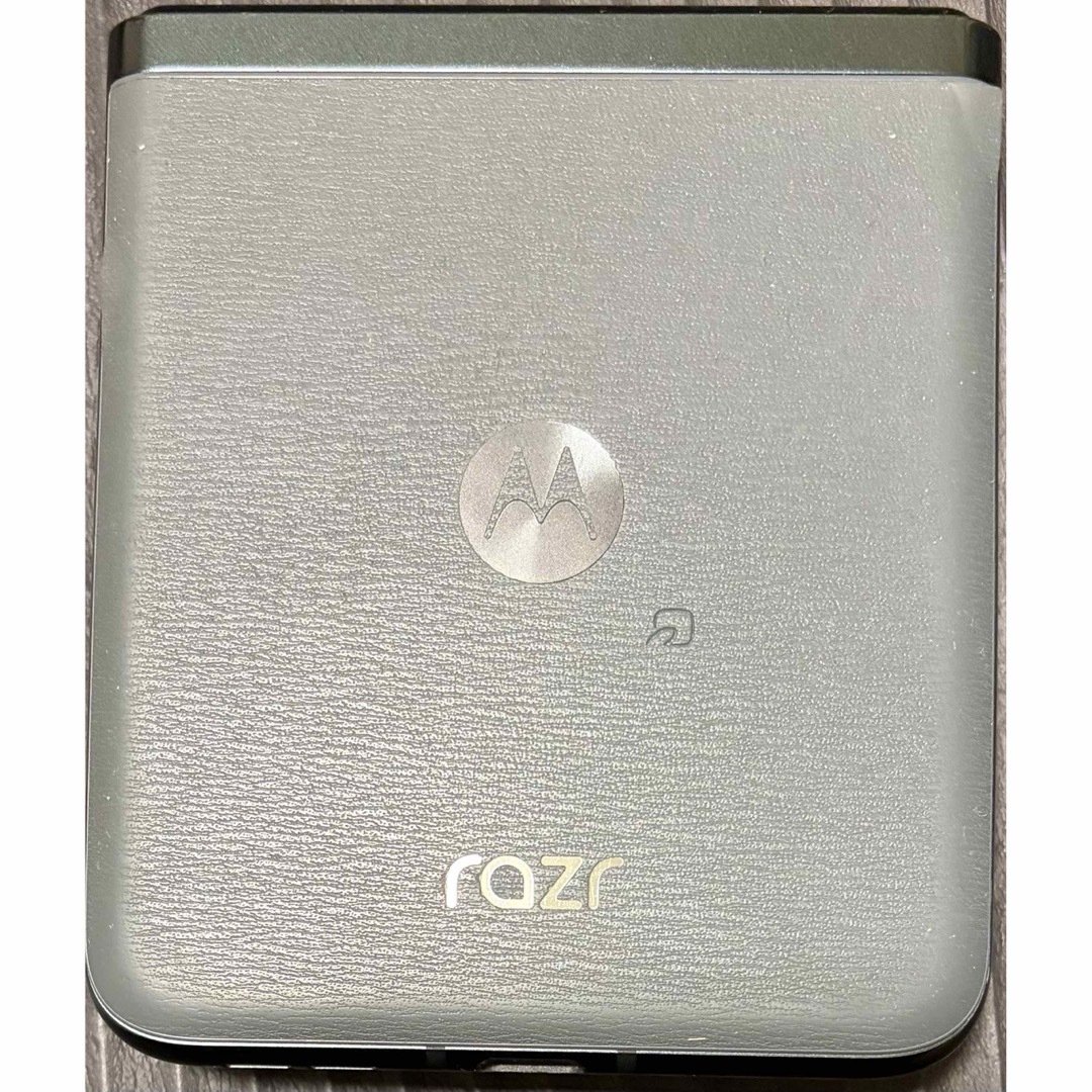 Motorola(モトローラ)のmotorola razr 40s Softbank版SIMロック解除済み 本体 スマホ/家電/カメラのスマートフォン/携帯電話(スマートフォン本体)の商品写真