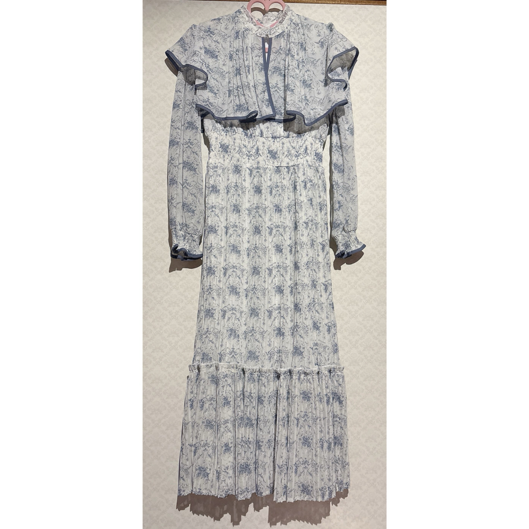 TOCCO closet(トッコクローゼット)の【美品】トッコクローゼット フラワープリントプリーツケープワンピース ブルー 青 レディースのワンピース(ロングワンピース/マキシワンピース)の商品写真