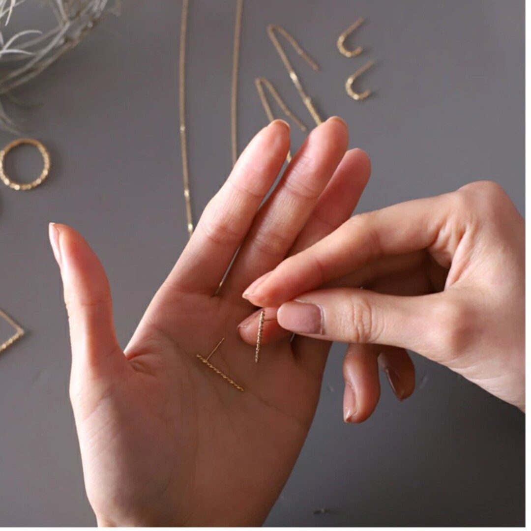 K18イエローゴールドツイストバーピアス レディースのアクセサリー(ピアス)の商品写真