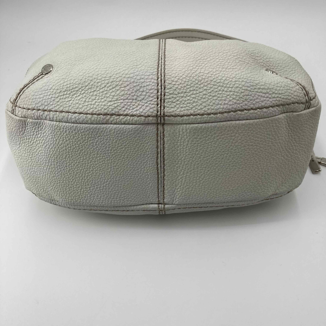 TOD'S(トッズ)の極美品✨TOD'S トッズ ショルダーバッグ レザー シボ革 ホワイト 肩掛け レディースのバッグ(ショルダーバッグ)の商品写真