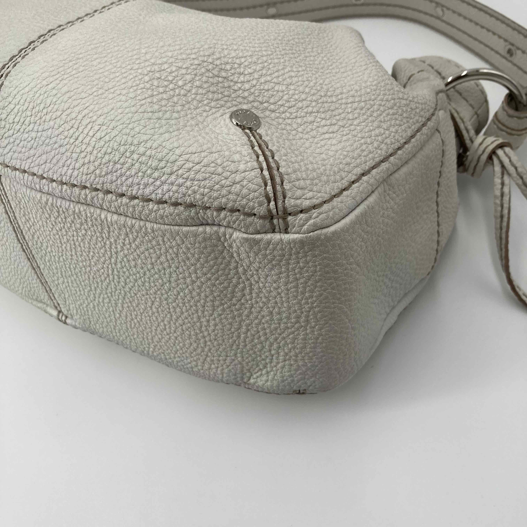 TOD'S(トッズ)の極美品✨TOD'S トッズ ショルダーバッグ レザー シボ革 ホワイト 肩掛け レディースのバッグ(ショルダーバッグ)の商品写真