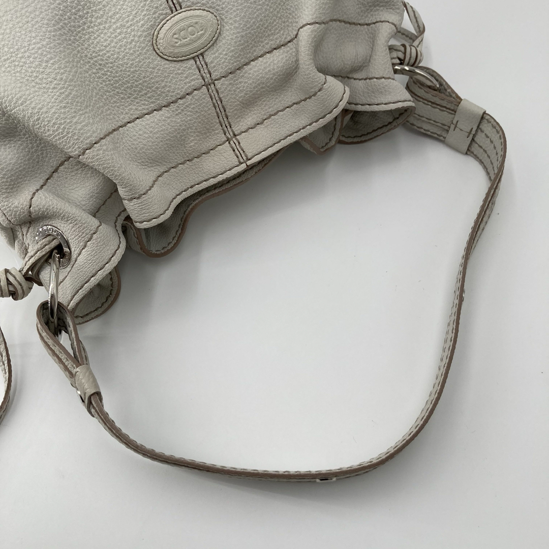 TOD'S(トッズ)の極美品✨TOD'S トッズ ショルダーバッグ レザー シボ革 ホワイト 肩掛け レディースのバッグ(ショルダーバッグ)の商品写真