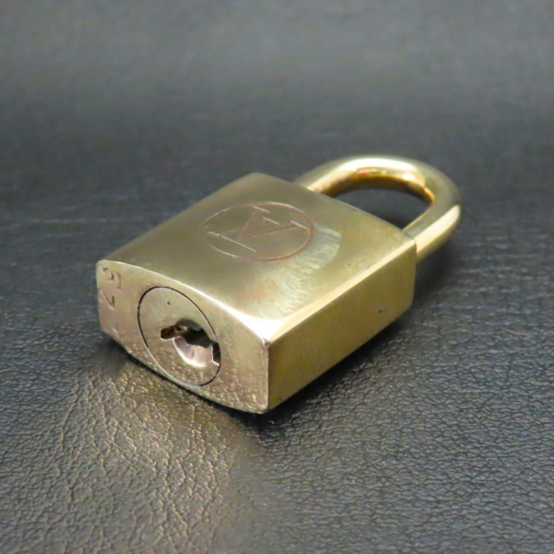 LOUIS VUITTON(ルイヴィトン)の美品 LV ルイビトン ルイヴィトン 223 パドロック カデナ 南京錠 キー レディースのファッション小物(その他)の商品写真