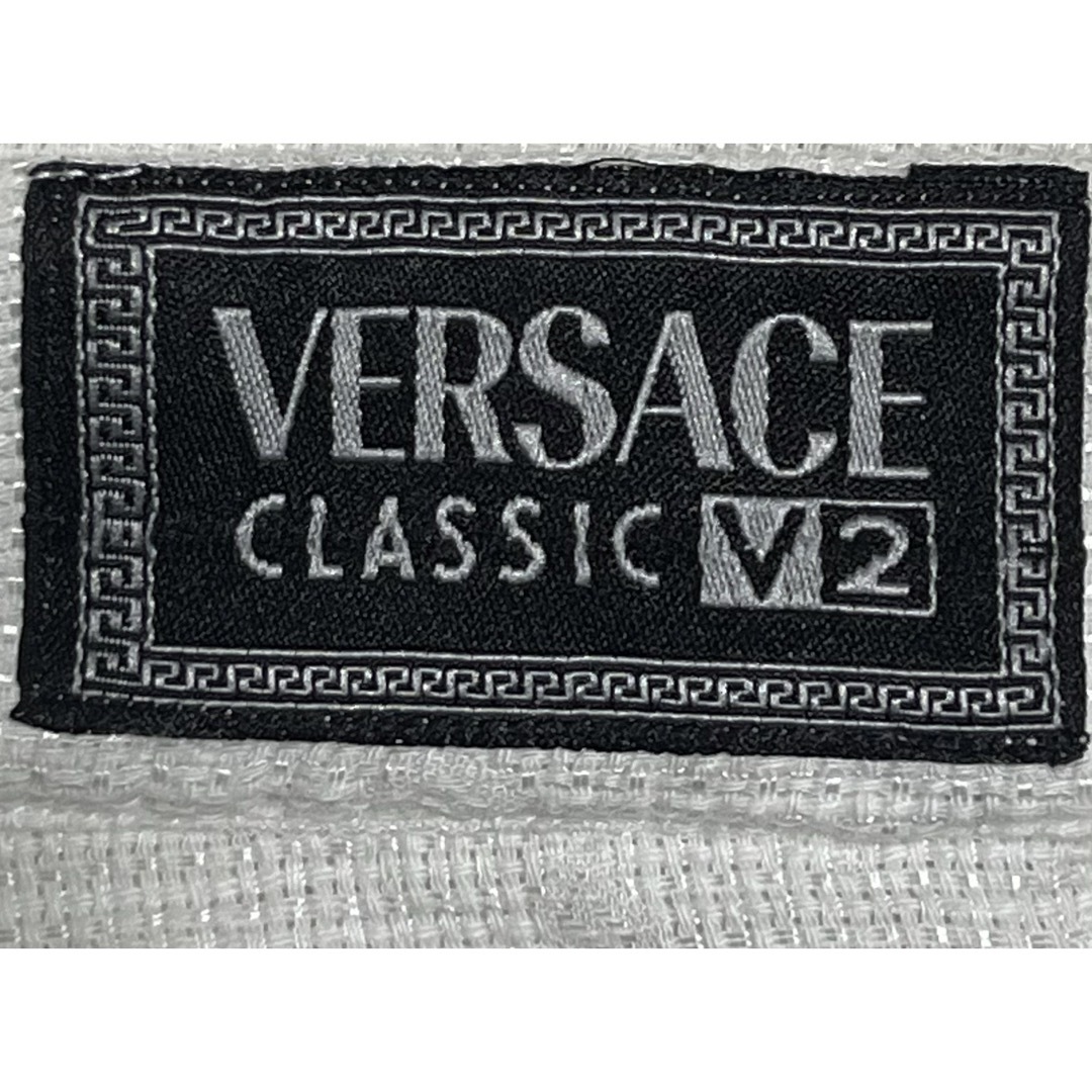 VERSACE(ヴェルサーチ)の美品　VERSACE CLASSIC バンドカラーシャツ 金ロゴボタン　XL メンズのトップス(シャツ)の商品写真