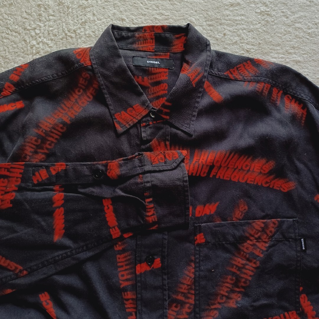 DIESEL(ディーゼル)の★DIESELディーゼル墨黒ブラック赤レッド英文字お洒落リヨセルとろみ長袖シャツ メンズのトップス(シャツ)の商品写真