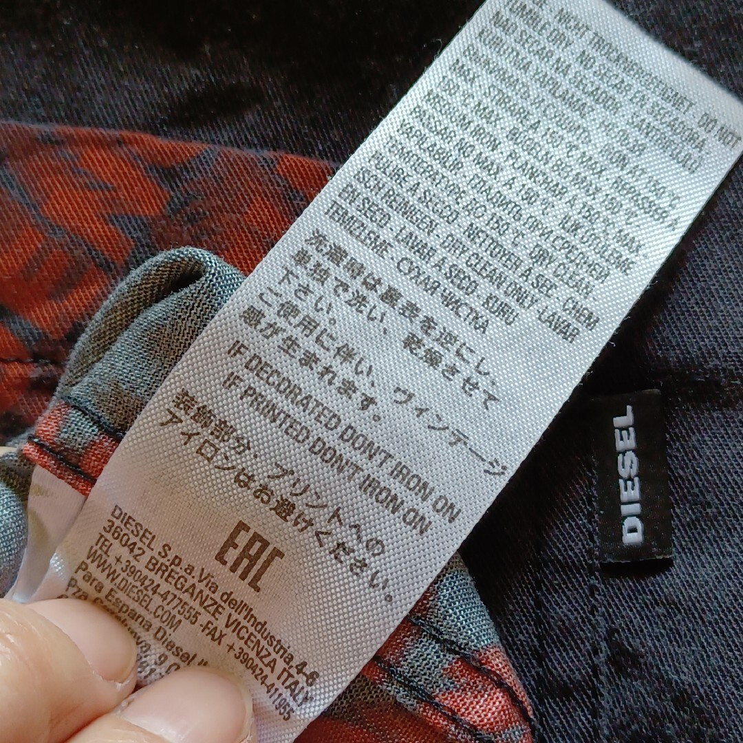 DIESEL(ディーゼル)の★DIESELディーゼル墨黒ブラック赤レッド英文字お洒落リヨセルとろみ長袖シャツ メンズのトップス(シャツ)の商品写真