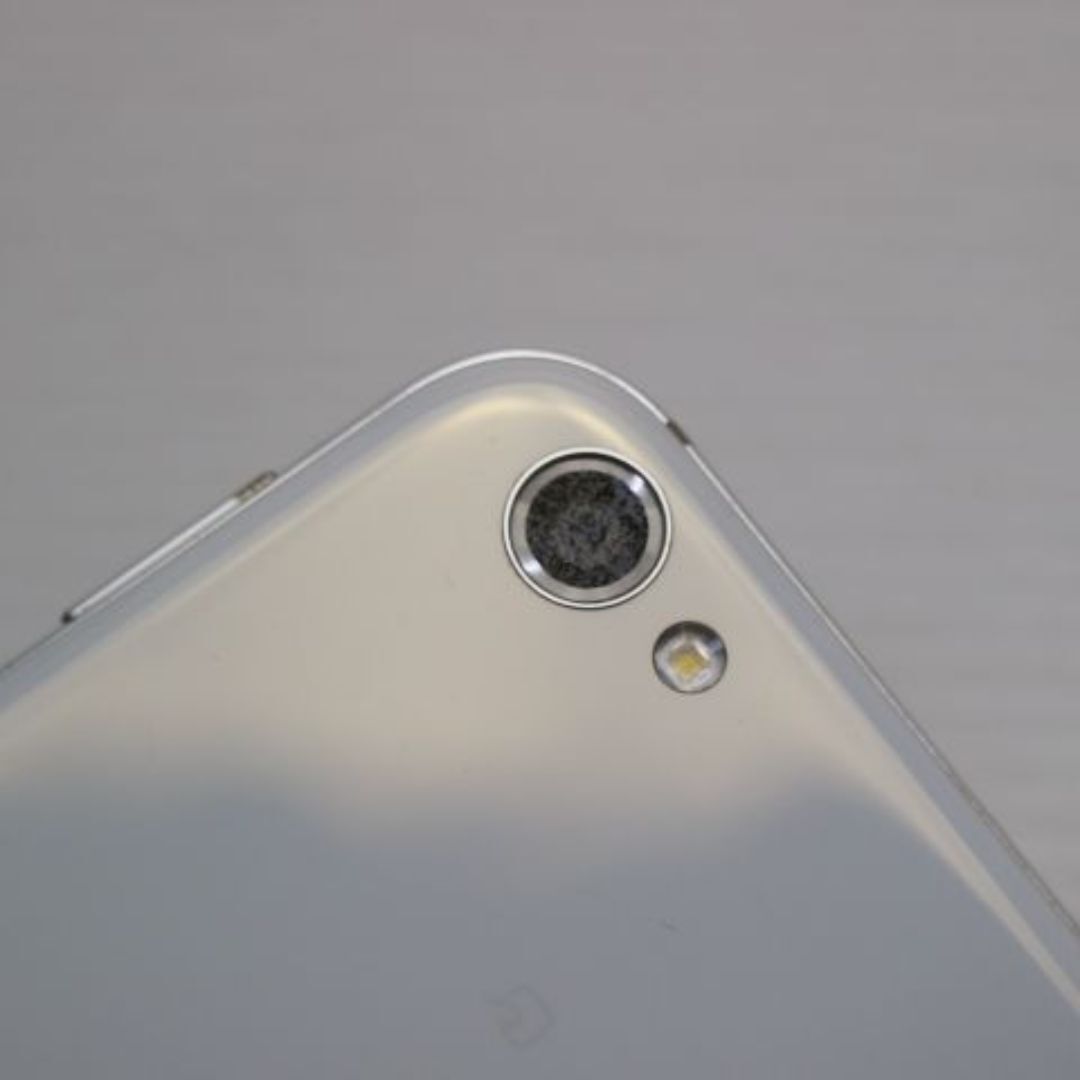 AQUOS(アクオス)のSH-03J AQUOS R ホワイト 白ロム M999 スマホ/家電/カメラのスマートフォン/携帯電話(スマートフォン本体)の商品写真