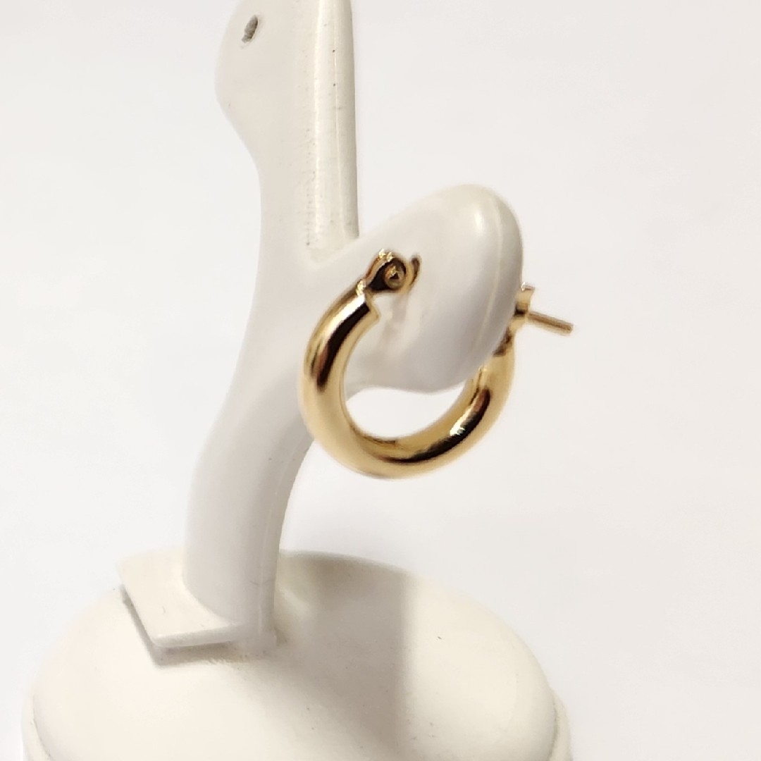 新品　K18シンプルフープピアス(リングピアス)　サイズ2mm×10mm　片耳分 レディースのアクセサリー(ピアス)の商品写真