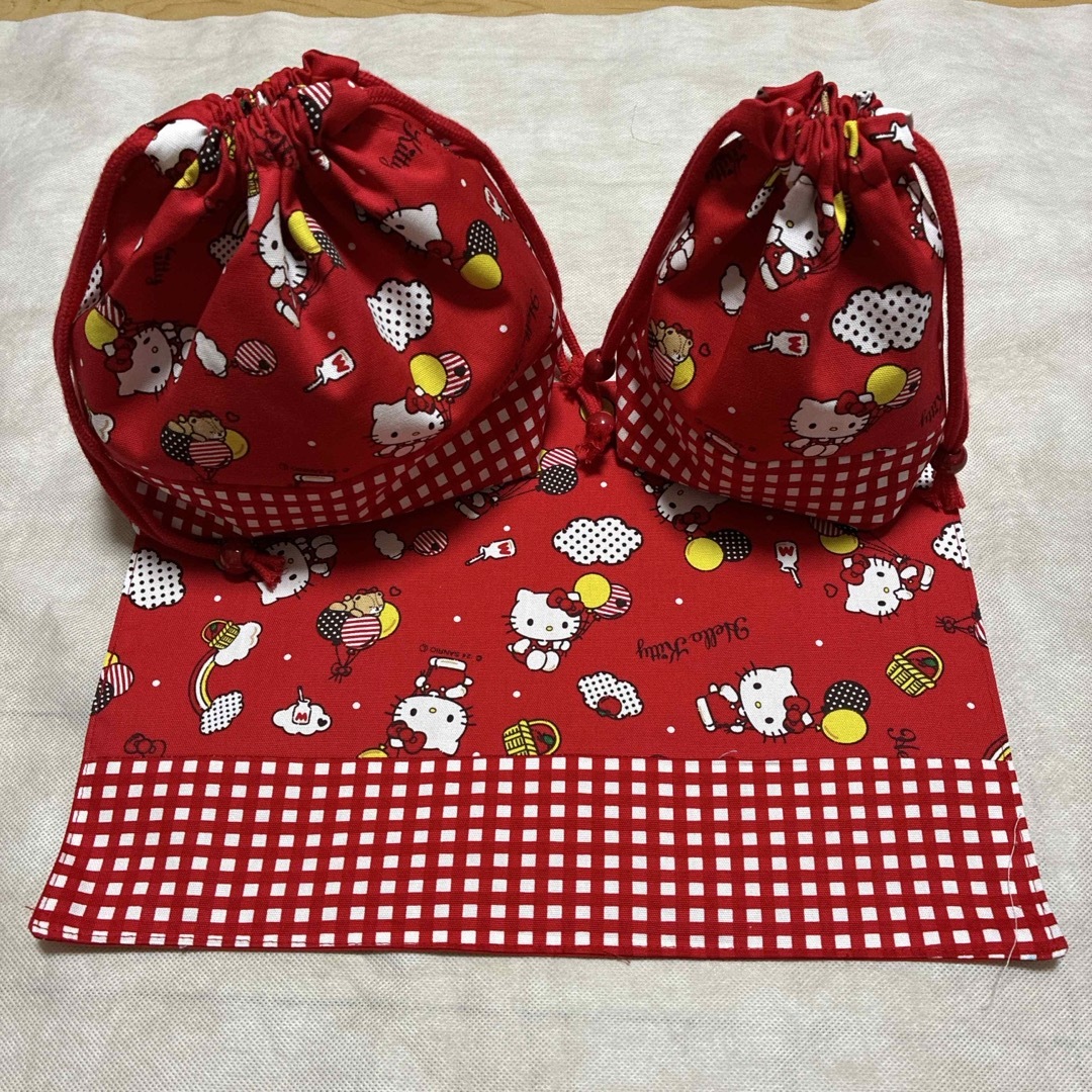 ハローキティ(ハローキティ)のハローキティ お弁当袋 コップ袋 ランチマットセット バルーン柄 レッド系 キッズ/ベビー/マタニティのこども用バッグ(ランチボックス巾着)の商品写真