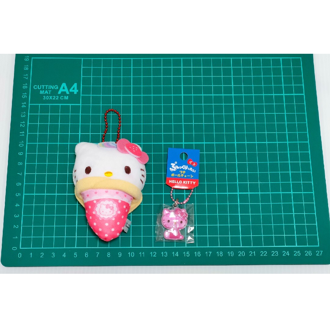 ハローキティ(ハローキティ)の2点セット キティ ぬいぐるみチャーム ぷっくりったいプチボールチェーン エンタメ/ホビーのおもちゃ/ぬいぐるみ(キャラクターグッズ)の商品写真