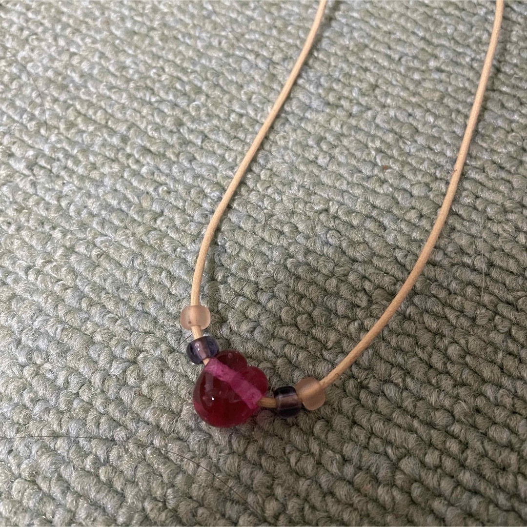 ピンクハート ネックレス ビーズ 紐 レディースのアクセサリー(ネックレス)の商品写真