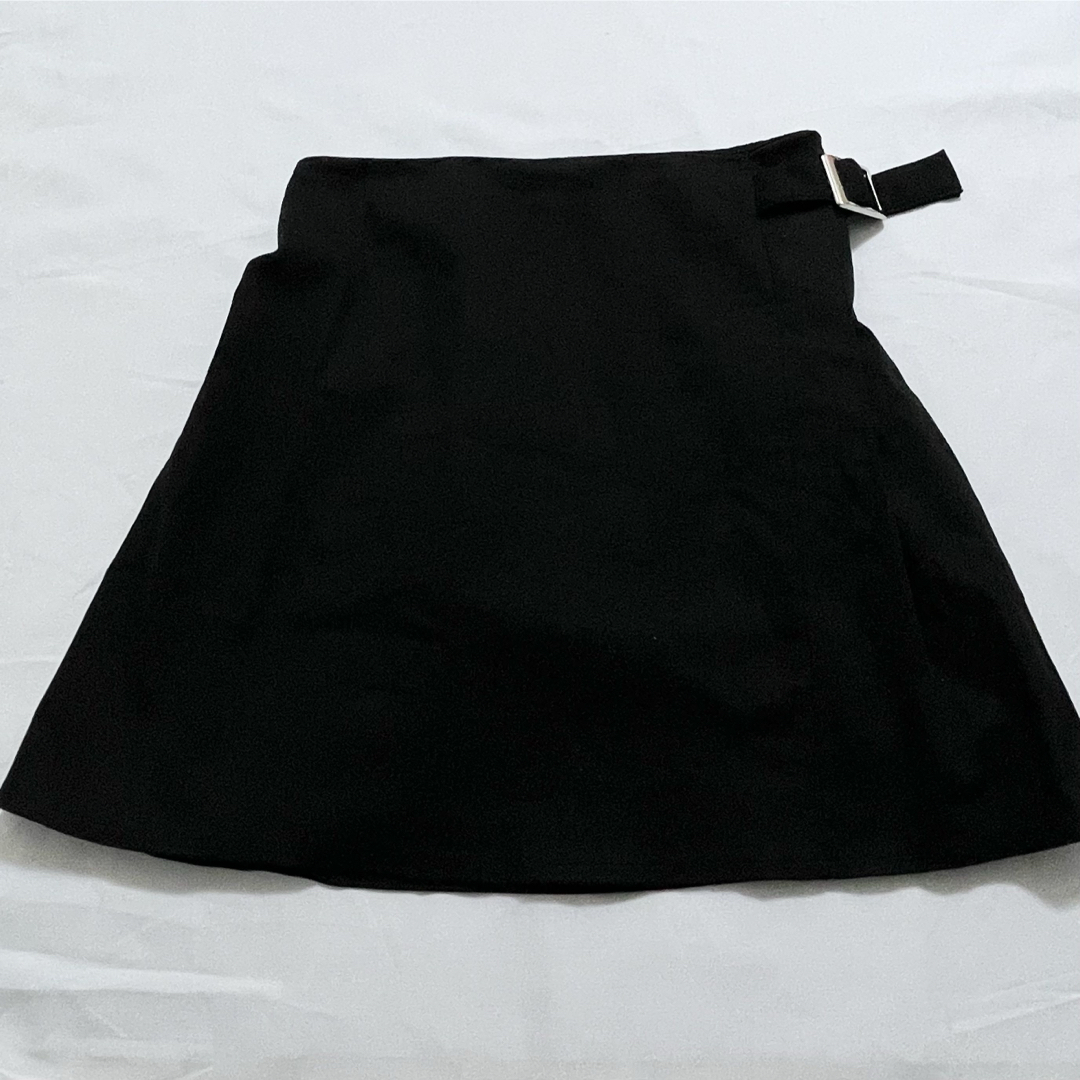 PUNYUS(プニュズ)の美品★punyus プニュズ スカート サイドバックル付き ブラック サイズ2 レディースのスカート(ミニスカート)の商品写真