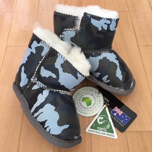 UGG(アグ)の新品 baby UGG オーストラリア 迷彩 シープスキン キッズ/ベビー/マタニティのベビー靴/シューズ(~14cm)(ブーツ)の商品写真