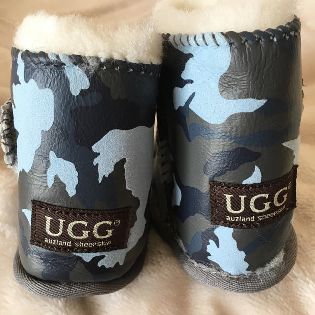 UGG(アグ)の新品 baby UGG オーストラリア 迷彩 シープスキン キッズ/ベビー/マタニティのベビー靴/シューズ(~14cm)(ブーツ)の商品写真