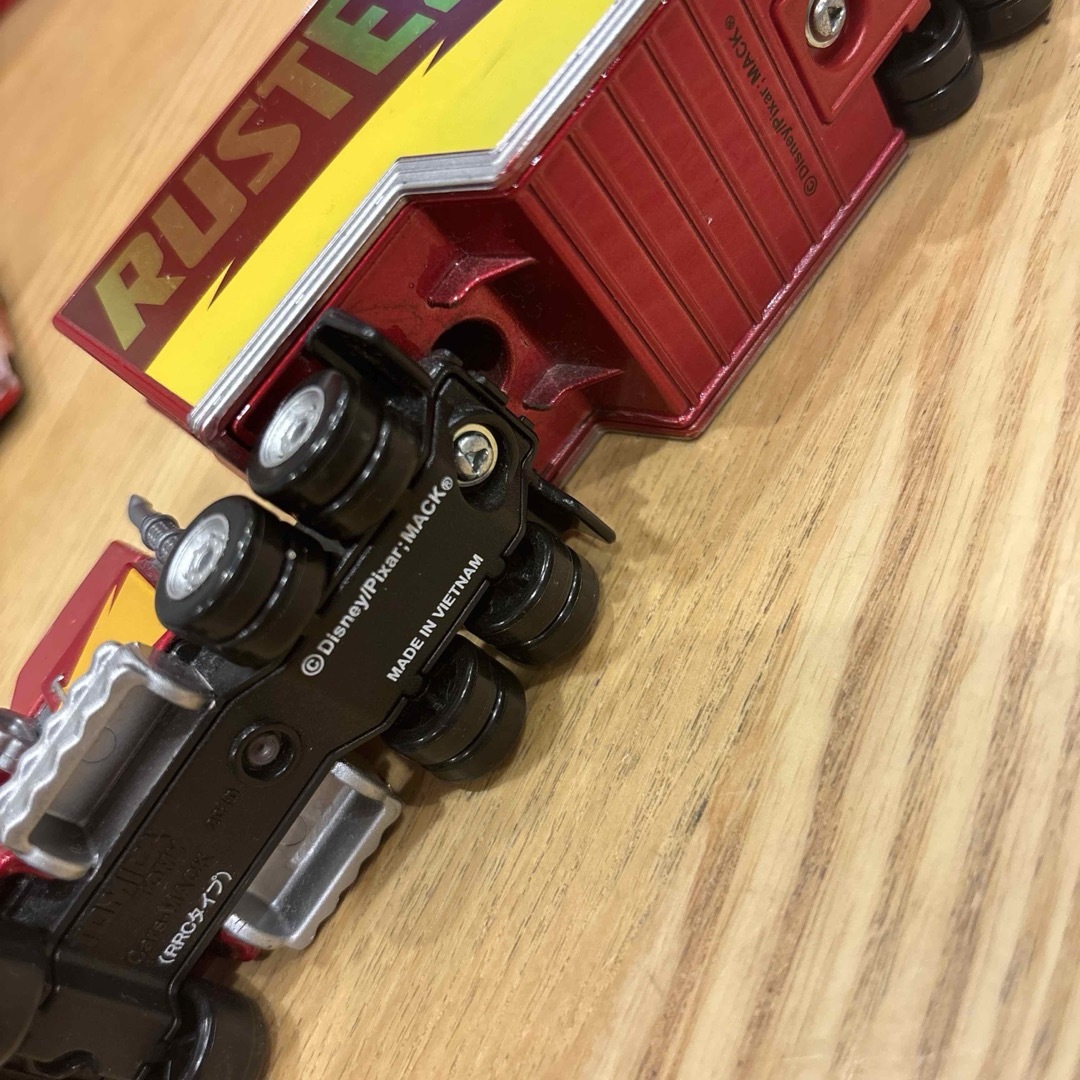 カーズ・トミカシリーズ(カーズトミカシリーズ)のRUSTEZE 95 トレーラーとマックィーン ラモーン 車両セット エンタメ/ホビーのおもちゃ/ぬいぐるみ(ミニカー)の商品写真