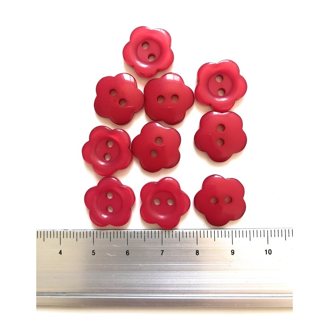 ノーブランド品お花シンプル樹脂ボタン2穴フラット10個入赤, 15mmx3mm ハンドメイドの素材/材料(その他)の商品写真