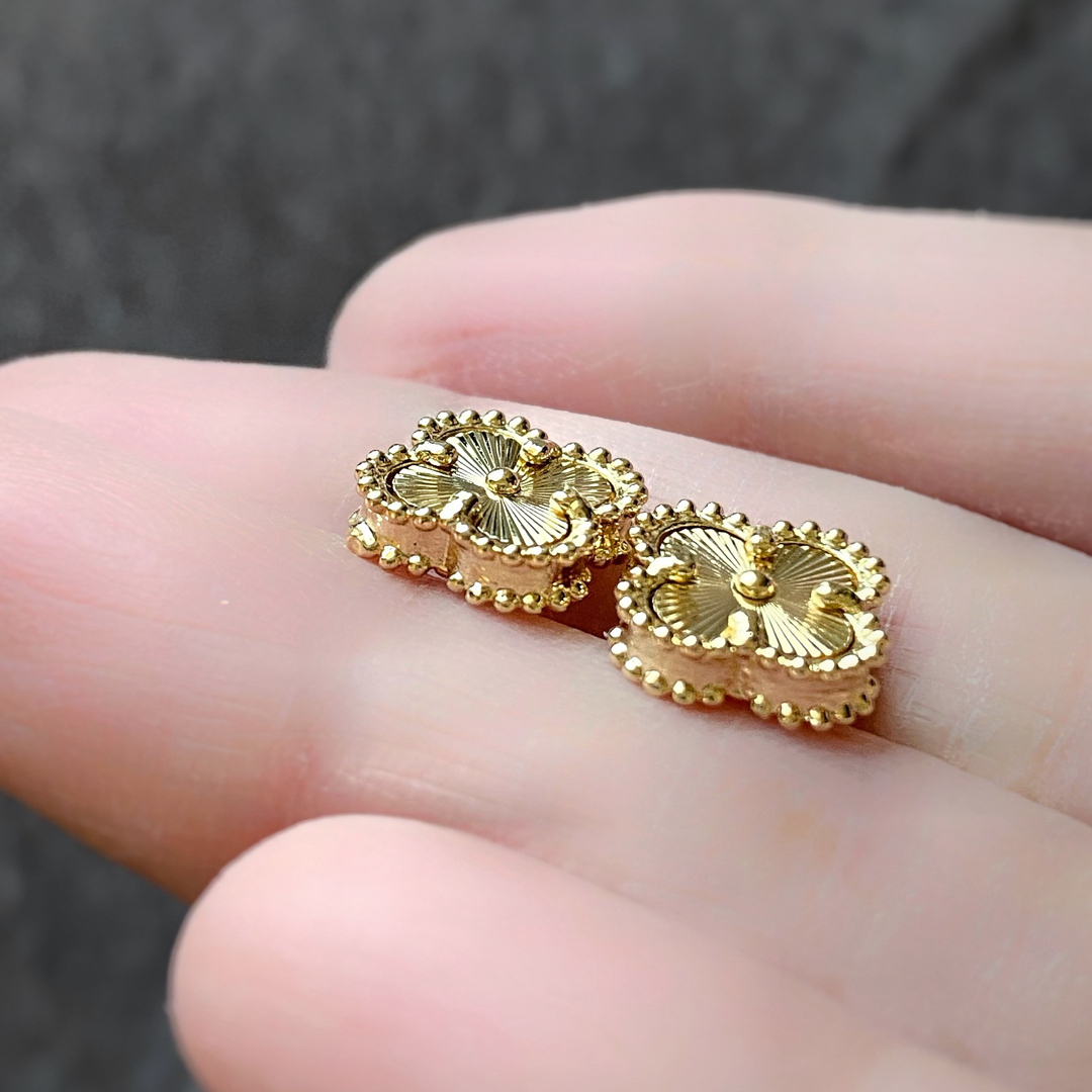 【ゴールド】ステンレス　クローバー　フラワーモチーフ　スタッドピアス  レディースのアクセサリー(ピアス)の商品写真