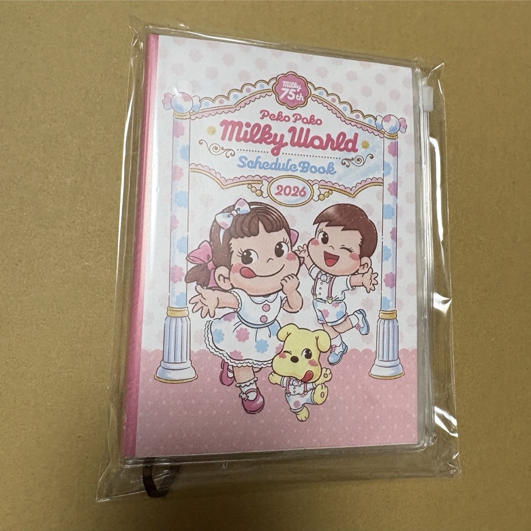 不二家(フジヤ)の不二家　ペコちゃん　スケジュール手帳2026 インテリア/住まい/日用品の文房具(カレンダー/スケジュール)の商品写真