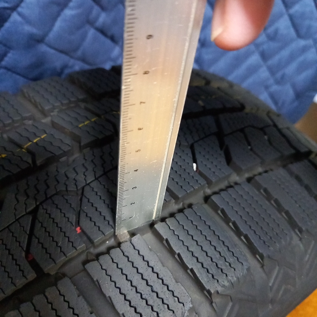 トーヨータイヤ(トーヨータイヤ)のスタッドレスタイヤ　205/60R16 4本セット 自動車/バイクの自動車(タイヤ・ホイールセット)の商品写真