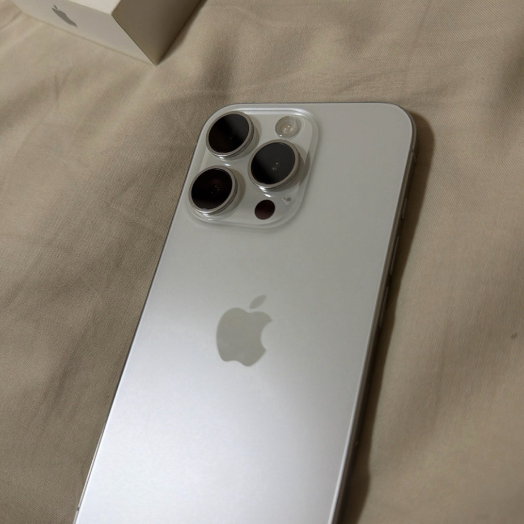 Apple(アップル)のアップル iPhone15 Pro 256GB ホワイトチタニウム スマホ/家電/カメラのスマートフォン/携帯電話(スマートフォン本体)の商品写真