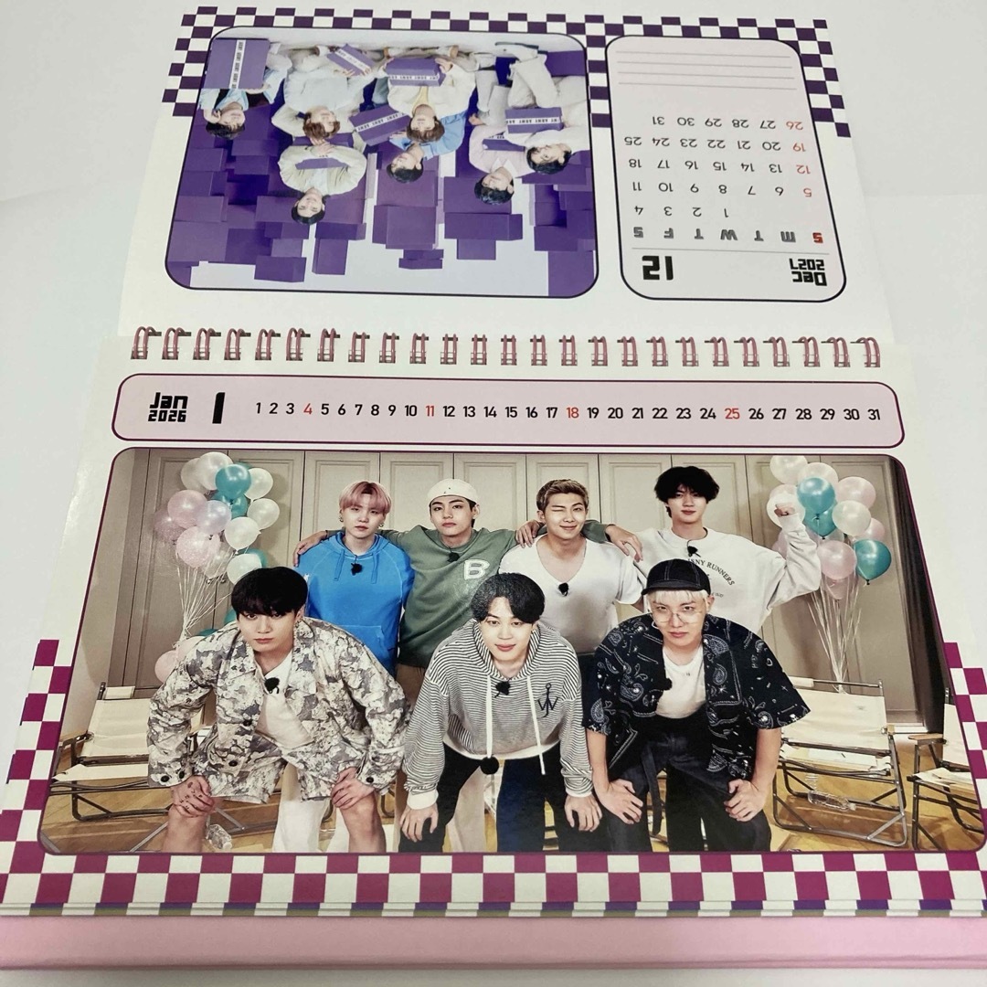 防弾少年団(BTS)(ボウダンショウネンダン)のBTS 卓上カレンダー エンタメ/ホビーのCD(K-POP/アジア)の商品写真
