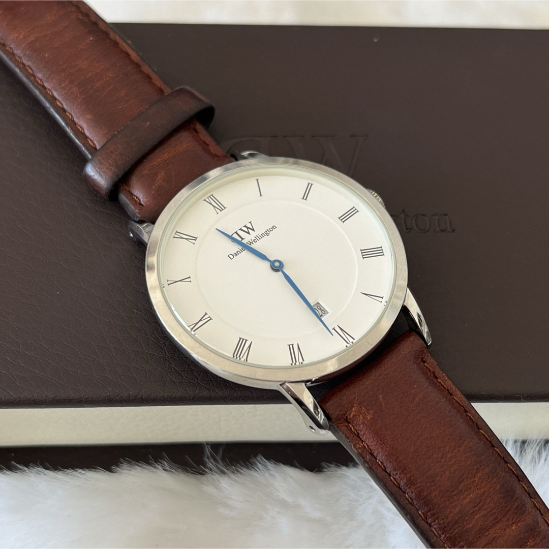 Daniel Wellington(ダニエルウェリントン)のDaniel Wellington 時計 ホワイト/ブラウン　稼働中 メンズの時計(腕時計(アナログ))の商品写真